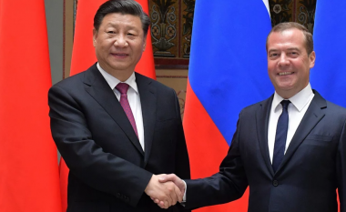 Ish-presidenti rus vizitë në Pekin, takohet me Xi Jinping