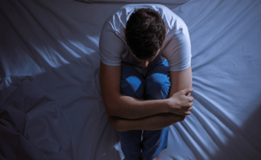 A ndikon vetmia te gjumi? Studiuesit gjejnë përgjigjen