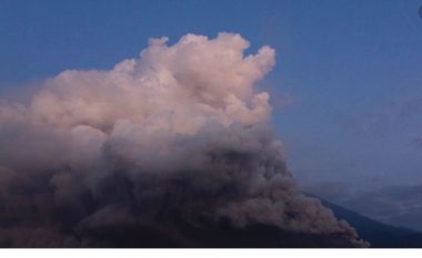 Evakuime pas shpërthimit të vullkanit në Indonezi