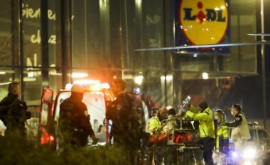 Horrorr në Francë, një person futet në supermarket me sëpatë dhe sulmon tre persona