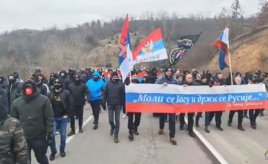 Tensionet në veri të Kosovës, serbët nisin protestën në mbështetje të barrikadave matanë kufirit