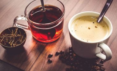 Kafe apo çaj jeshil në mëngjes? Kë duhet të zgjidhni