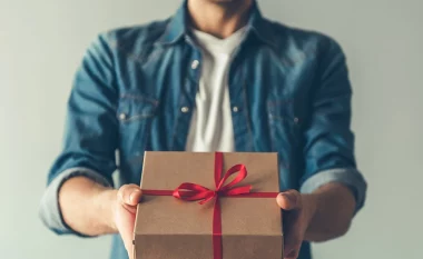 Kujdes kur i blini: 8 dhurata që askush nuk dëshiron t’i marrë për Vitin e Ri