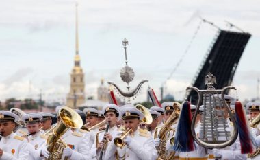 Ushtria ruse e rënë moralisht, Putin dërgon muzikantë në front të luftës