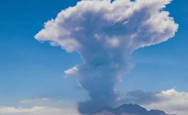 Kili, alarm për “zgjimin” e vullkanit Lascar, kolonë tymi deri në 6 km