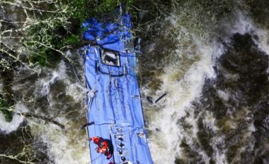 Autobusi bie në lumë, thellohet bilanci viktimave nga tragjedia në Spanjë