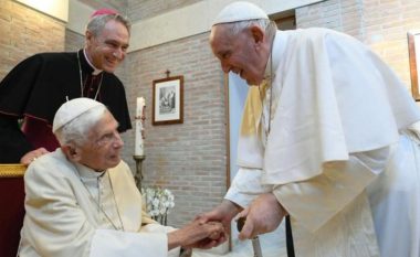 Papa Benedict i XVI në gjendje të rëndë shëndetësore, Papa Françesku lutet për të