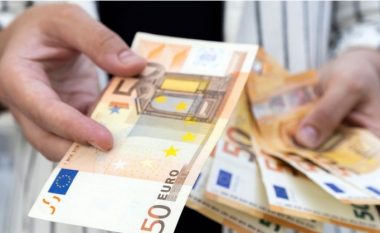 Për herë të parë në histori, euro prek fundin, bie pikiatë në tregun valutor