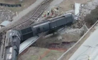 Aksident në SHBA, treni ndan në mes kamionin, 2 persona në gjendje të rëndë (VIDEO)