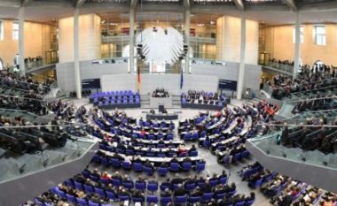 Gjermania miraton ligjin për azilkërkuesit dhe bashkimet familjare, lehtësohen procedurat për qëndrim të përhershëm