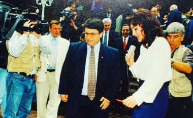 I njihni? 25 vite më parë, gazetarja e njohur dhe ish-Kryemnistri shqiptar në Turqi (FOTO LAJM)