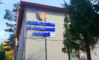 EMRI/ Plagosi me thikë të riun, arrestohet 19-vjeçari në Korçë