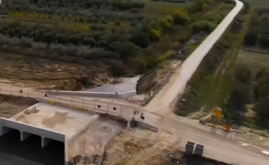 “Vijon puna”, Edi Rama e nis ditën me pamje nga aeroporti i Vlorës (VIDEO)