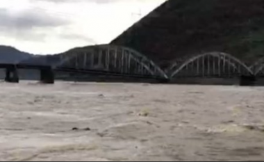 Prurjet e shumta të lumit Mat dh Fan, dëmtohet sërish Ura e Zogut: Rrezikon shembjen