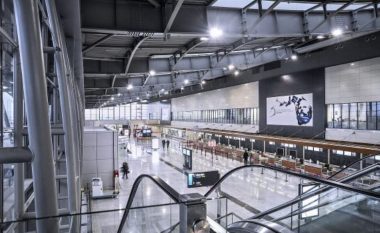 Kërcënim me bombë në aeroportin e Prishtinës, evakuohen udhëtarët dhe personeli