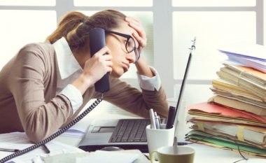 Çfarë është stresi kronik i punës dhe si ta menaxhoni atë