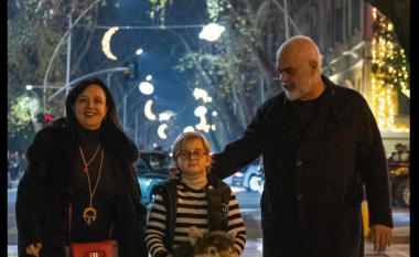 Prag Krishtlindjesh, Rama ndan foto me bashkëshorten dhe Zahon mes atmosferës së festave në Tiranë