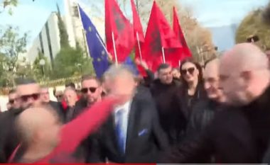 Momenti kur Berisha goditet me grusht në mes të bulevardit (VIDEO)