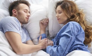 Pavarësisht gërhitjes, fjetja me partnerin qetëson dhe ruan zemrën