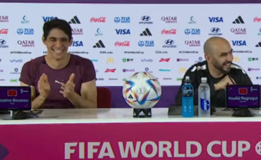 Momente emocionuese, gazetari preket para portierit dhe trajnerit të Marokut: Dua vetëm t’iu falenderoj (VIDEO)