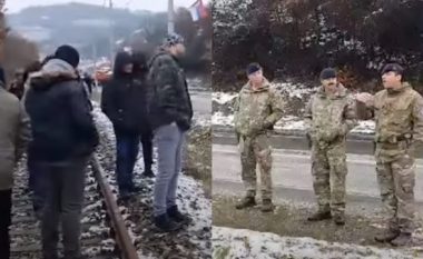 Ushtarët e KFOR i afrohen barrikadave në veri të Kosovës, momenti kur pyesin serbët se kush i drejton (VIDEO)