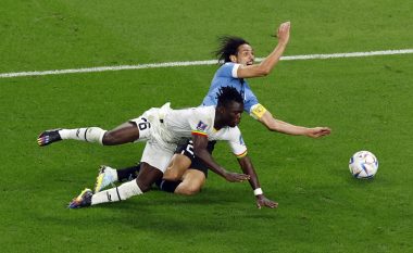 Nuk akordoi penallti për ndërhyrjen ndaj Cavanit, gjyqtari gjerman “sulmohet” nga lojtarët e Uruguajit pas ndeshjes (VIDEO)