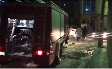 Zjarr garazhit në Elbasan/ Bëhen “shkrumb e hi” disa makina luksoze, ngjarja dyshohet e qëllimshme, reagon policia