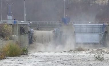 Hapen portat e digës në Librazhd, përmbyten tokat dhe izolohen nga uji banesat (VIDEO)
