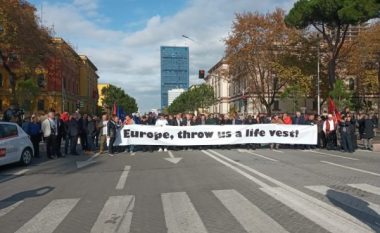 Protesta e opozitës, protestuesit nisin marshimin nga sheshi Skëndërbej, drejt Bulevardit: Mesazhi për liderët e BE-së (FOTO LAJM)