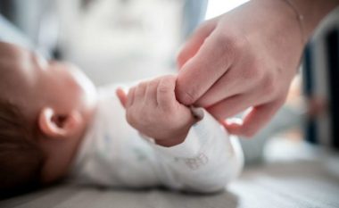 “Mjekët talleshin”, foshnja 1-vjeçare infektohet me HIV në QSUT, prindërit bëjnë deklaratën rrënqethëse: Na u shkatërrua jeta