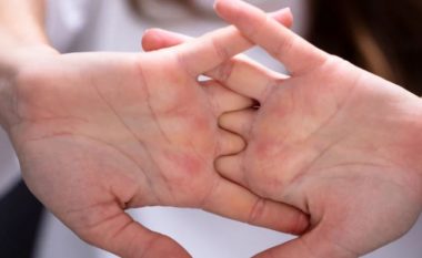 Mjeku ju paralajmëron të hiqni dorë nga ky zakon: Pse kërcitja e gishtave është e dëmshme