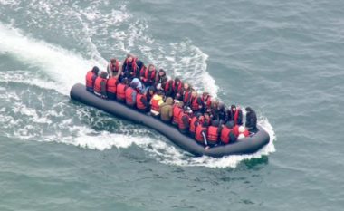 Gomonia me emigrantë ngec në Kanalin Anglez, nis operacioni për shpëtimin e tyre