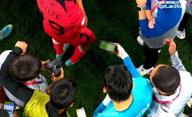 Mundën Portugalinë por ende nuk kishin siguruar kualifikimin, lojtarët dhe tifozët e Koresë së Jugut shohin Uruguajin nga telefonin (VIDEO)