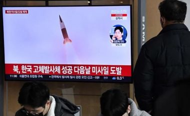 Koreja e Veriut lëshon sërish 3 raketa balistike