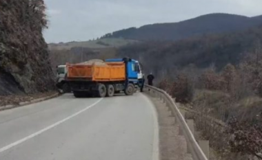 Serbët vendosin edhe një barrikadë në veri: Po mbroheni nga Policia e Kosovës