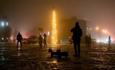 Pavarësisht mungesës së energjisë nga bombardimet ruse, Kievi ndez dritat e pemës së Krishtlindjeve (FOTOLAJM)