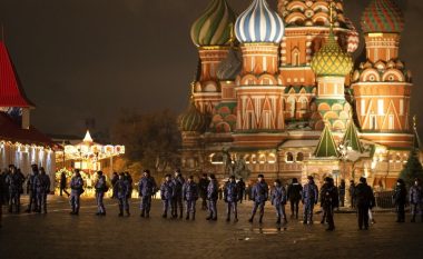 Trupat ruse “pushtojnë” sheshin para Kremlinit në pritje të Vitit të Ri