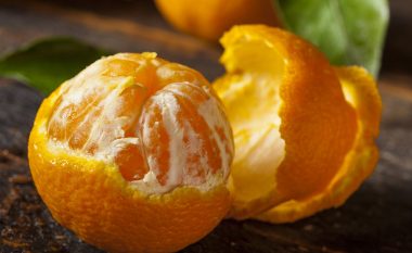 Mos i hidhni më! Lëvoret e mandarinave janë “dorë me një” për 2 shqetësimet më të zakonshme të dimrit