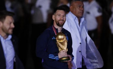 Messi sjell kupën në shtëpi, Argjentina i pret si heronj fituesit e Katar 2022 (VIDEO)