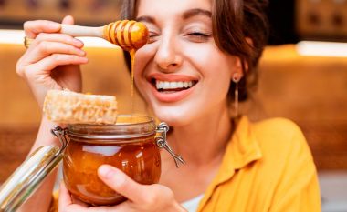 Çfarë ndodh me trupin tuaj nëse hani dy lugë mjaltë çdo ditë
