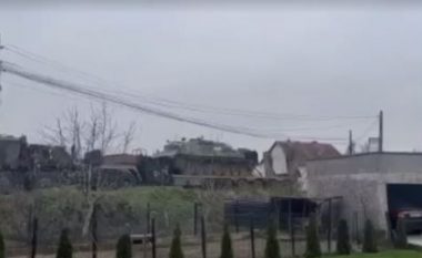 Kolonë me automjete ushtarake të KFOR-it drejt Mitrovicës së Veriut, një helikopter e ndjek nga lart
