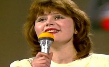 Një ndër ikonat e skenës në vitet ’90, si duket sot këngëtarja, kaq vite pas largimit nga Shqipëria