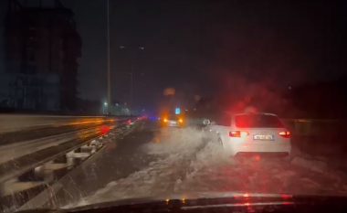 Përmbytet autostrada Durrës-Kavajë, në Gjirokastër nën ujë rrugët e qytetit (VIDEO)