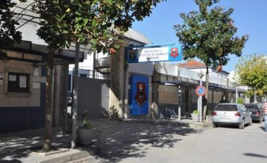 Kërcënoi me armë një shtetas për t’ i dhënë 3 mijë euro, arrestohet 26 vjeçari në Elbasan
