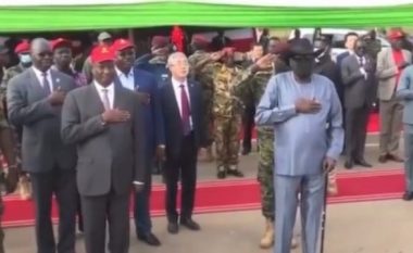 Mori pjesë në përurimin e një rruge, presidenti i Sudanit të Jugut urinon në pantallona (VIDEO)