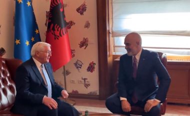 Presidenti gjerman i shkon Ramës në zyrë, kryeministri i bën dhuratë një libër dhe një pikturë (VIDEO)