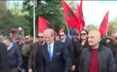 Protesta e opozitës, ish-kryeministri Berisha dhe Meta dalin nga selia blu (VIDEO)