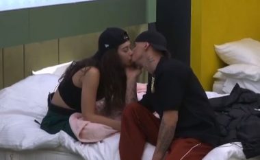 Nuk rezistuan më! Getinjo dhe Vivien puthen në buzë (VIDEO)