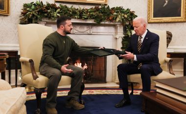 Zelensky i dhuron Joe Biden një medalje nga një ushtar ukrainas në Bakhmut