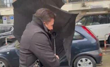 U paraqit në SPAK, Roshi refuzon të flasë për gazetarët, mbulon fytyrën me çadër dhe largohet (VIDEO)